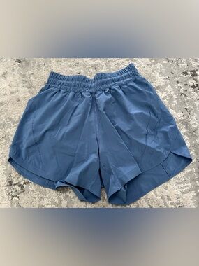 EUC lululemon high rise track that short 5” size 8 oasis blue